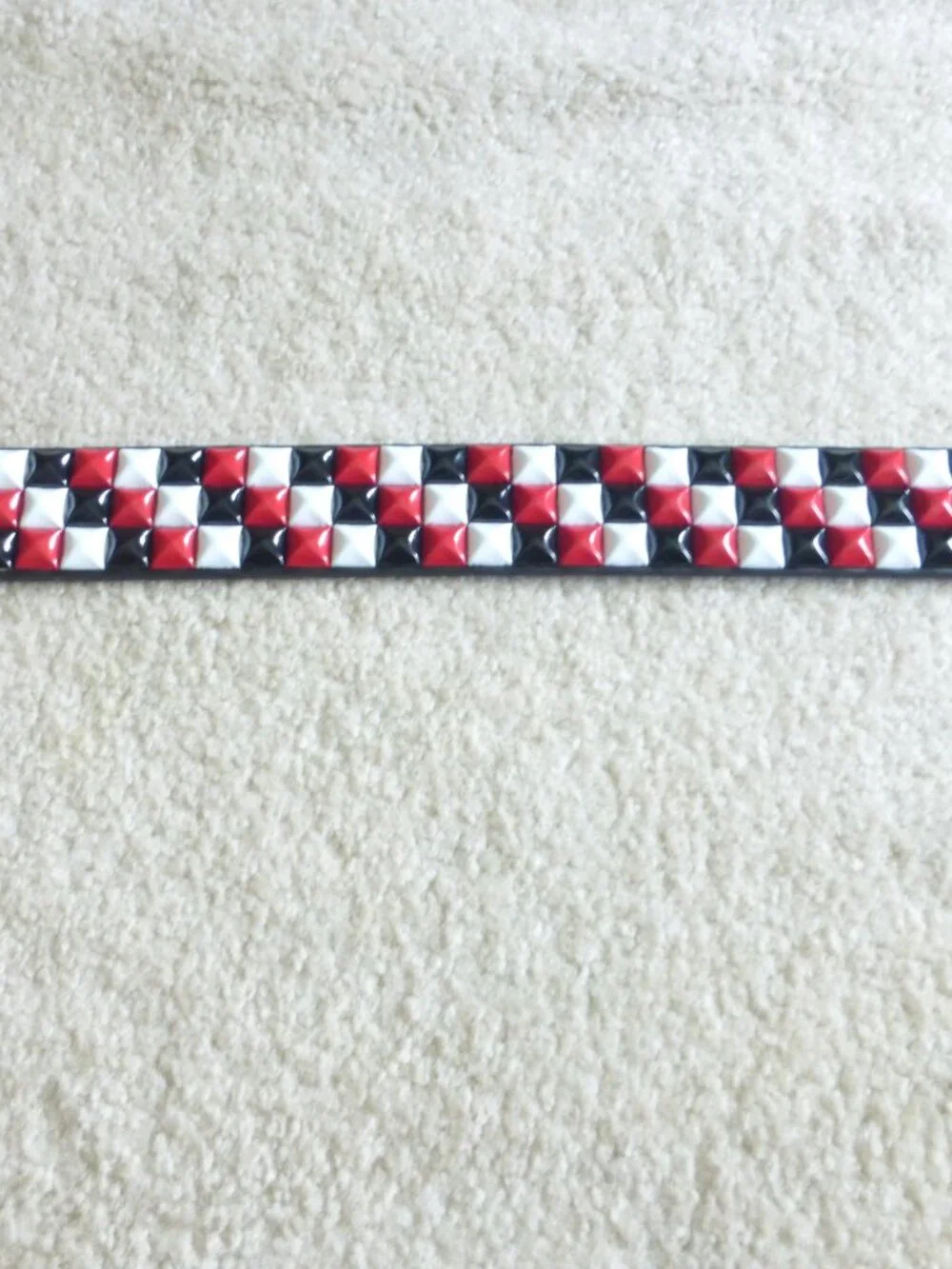 NWT HOT TOPIC kids black, red and white pyramid studded belt size XS - Picture 4 of 14